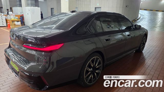 BMW i7 G70 M70 xDrive M Performance - фото 3