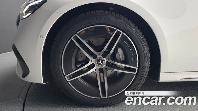 Mercedes-Benz E-Class W214 E300 4MATIC AMG Line - фото 4