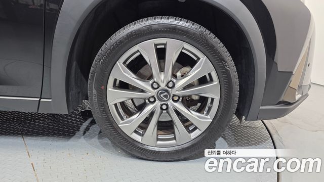 Lexus UX 250h 2.0 F-Sport 2WD - фото 4