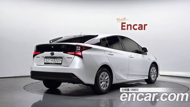 Toyota Prius 4-го поколения 1.8 - фото 0