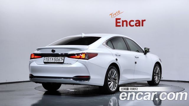 Lexus ES 300h 7-го поколения Executive - фото 1