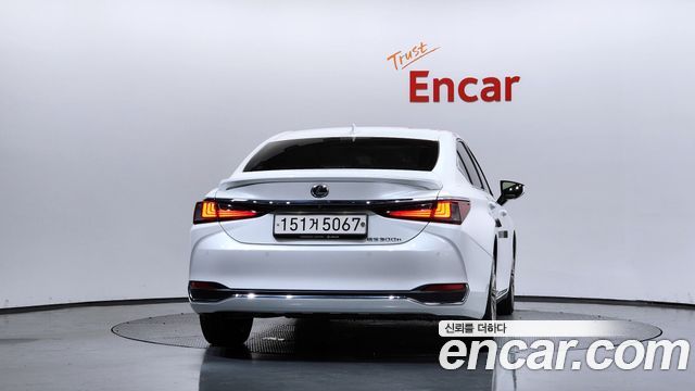 Lexus ES 300h 7-го поколения Executive - фото 3