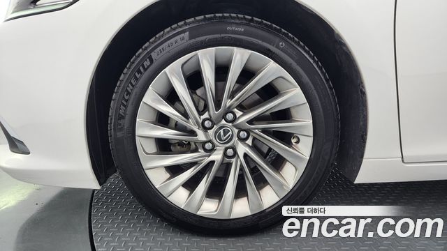 Lexus ES 300h 7-го поколения Executive - фото 4