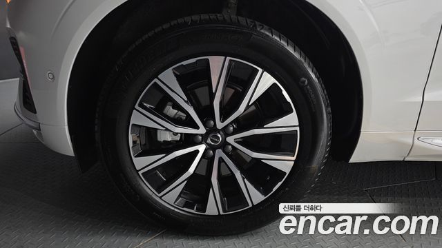 Volvo XC60 2-го поколения B5 Ultimate Bright - фото 3
