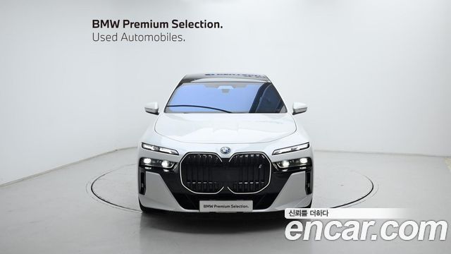 BMW i7 G70 xDrive 60 M sport - фото 2