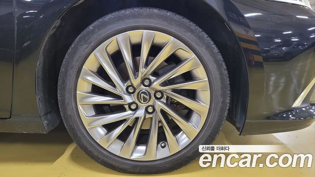 Lexus ES 300h 7-го поколения Executive - фото 4