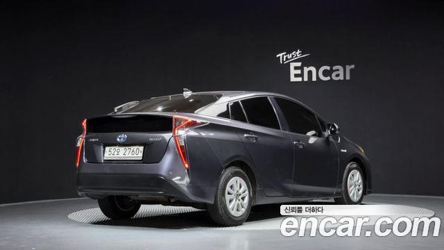 Toyota Prius 4-го поколения 1.8 E - фото 1