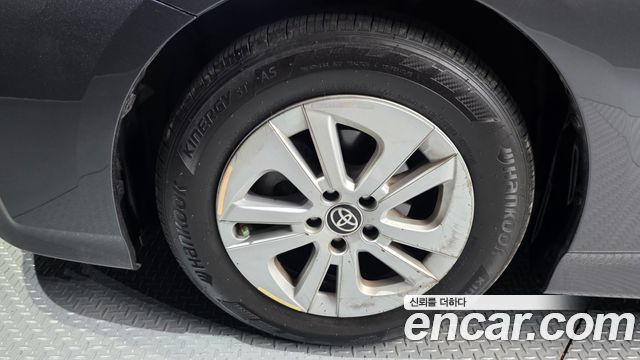 Toyota Prius 4-го поколения 1.8 E - фото 4
