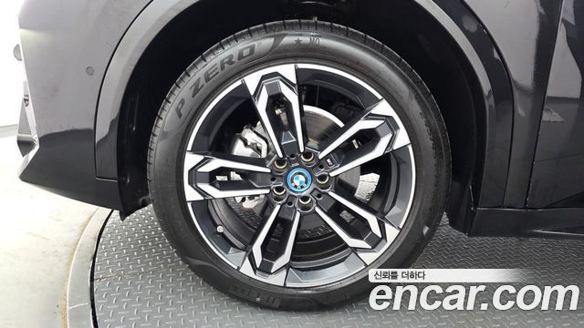 BMW iX2 U10 eDrive 20 M Sport - фото 4