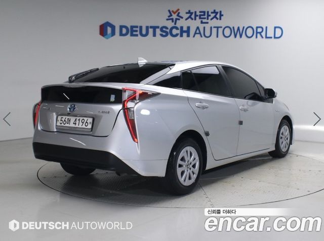 Toyota Prius 4-го поколения 1.8 E - фото 1