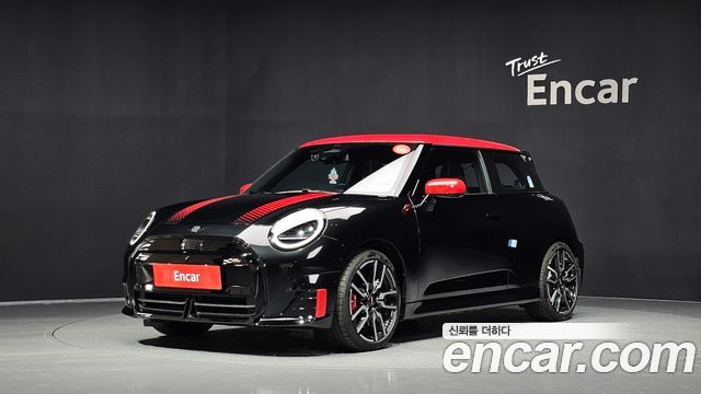 Mini Cooper Electric 4-го поколения JCW - фото 0