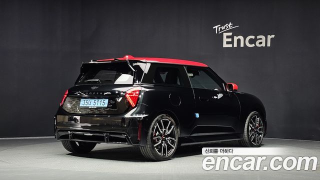 Mini Cooper Electric 4-го поколения JCW - фото 1