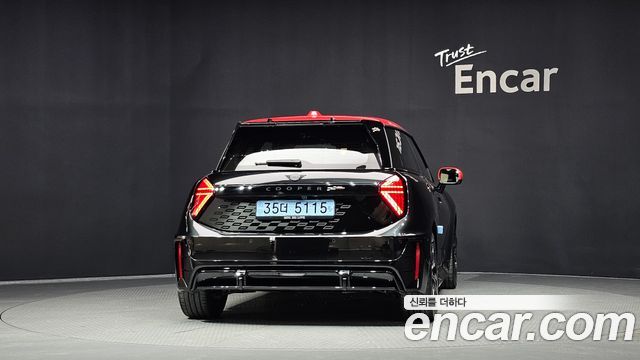 Mini Cooper Electric 4-го поколения JCW - фото 3