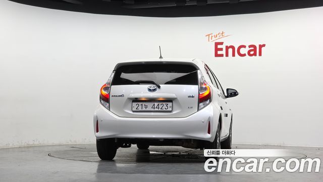 Toyota Prius 1.5 - фото 3