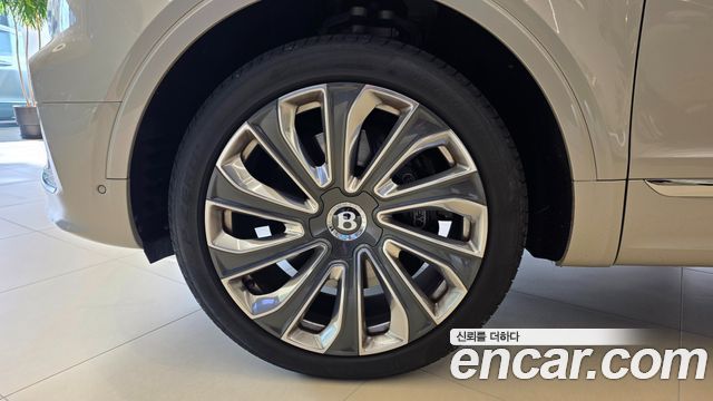 Bentley Bentayga 4.0 V8 EWB Mulliner - фото 2