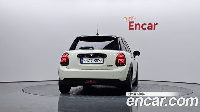 Mini Cooper 5Door Standard 3rd - фото 3