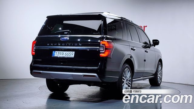 Ford Expedition Platinum 4WD 7Seater - фото 1