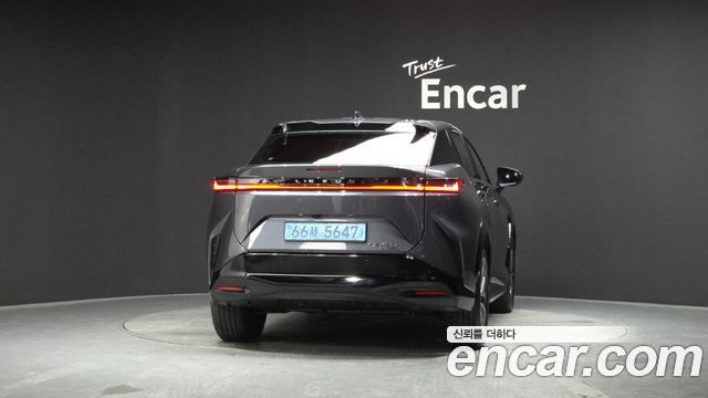 Lexus RZ Luxury - фото 3