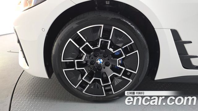 BMW i4 eDrive40 M Sports - фото 3