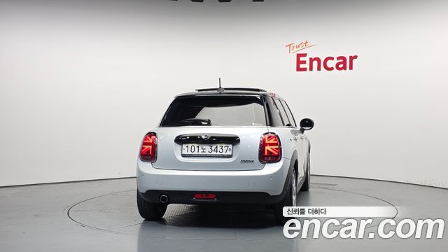 Mini Cooper 5Door HIGH 3rd - фото 3