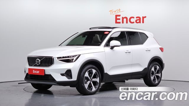 Volvo XC40 B4 Ultra Bright - фото 0