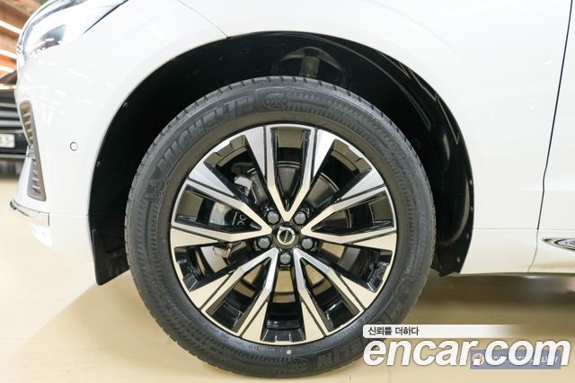Volvo XC60 2-го поколения B5 Ultimate Bright - фото 4