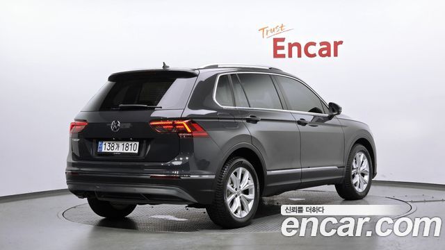 Volkswagen Tiguan 2-го поколения 2.0 TDI Premium - фото 1