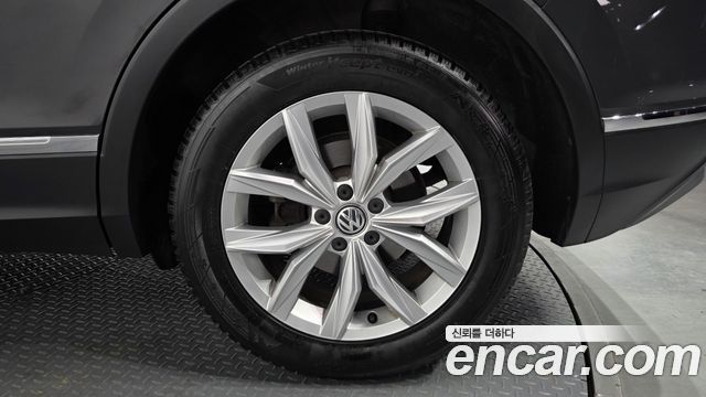 Volkswagen Tiguan 2-го поколения 2.0 TDI Premium - фото 4