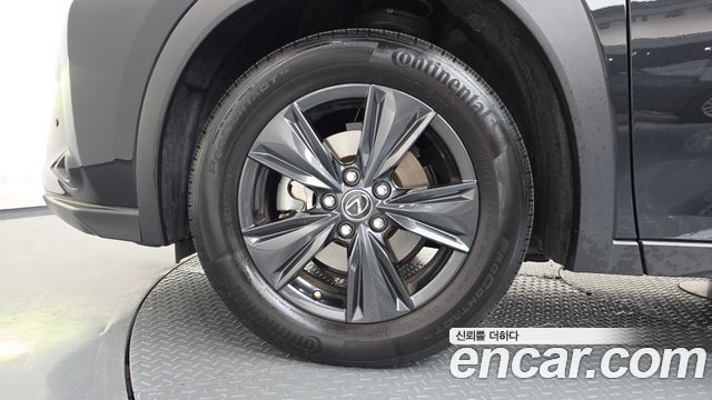 Lexus UX 2.0 2WD - фото 4