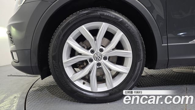 Volkswagen Tiguan 2-го поколения 2.0 TDI Premium - фото 4
