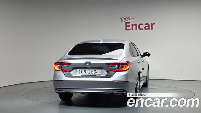Honda Accord 10-го поколения 2.0 Hybrid Touring - фото 2