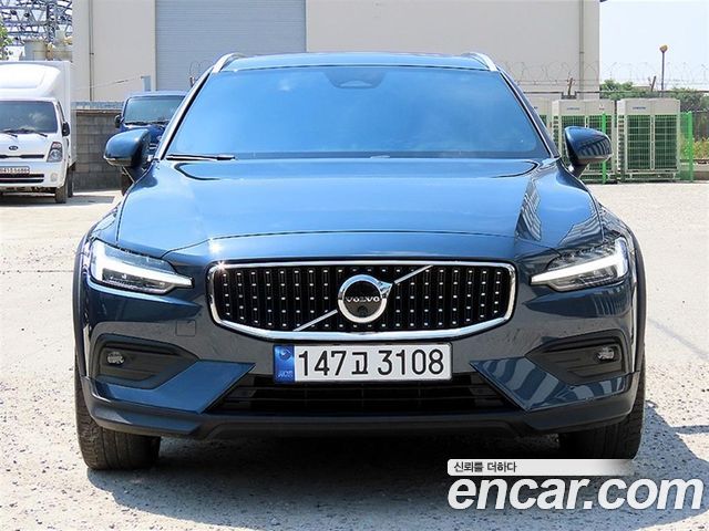 Volvo V60 2-го поколения B5 Ultimate AWD - фото 0