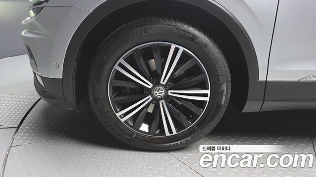 Volkswagen Tiguan 2-го поколения 2.0 TDI Prestige - фото 4
