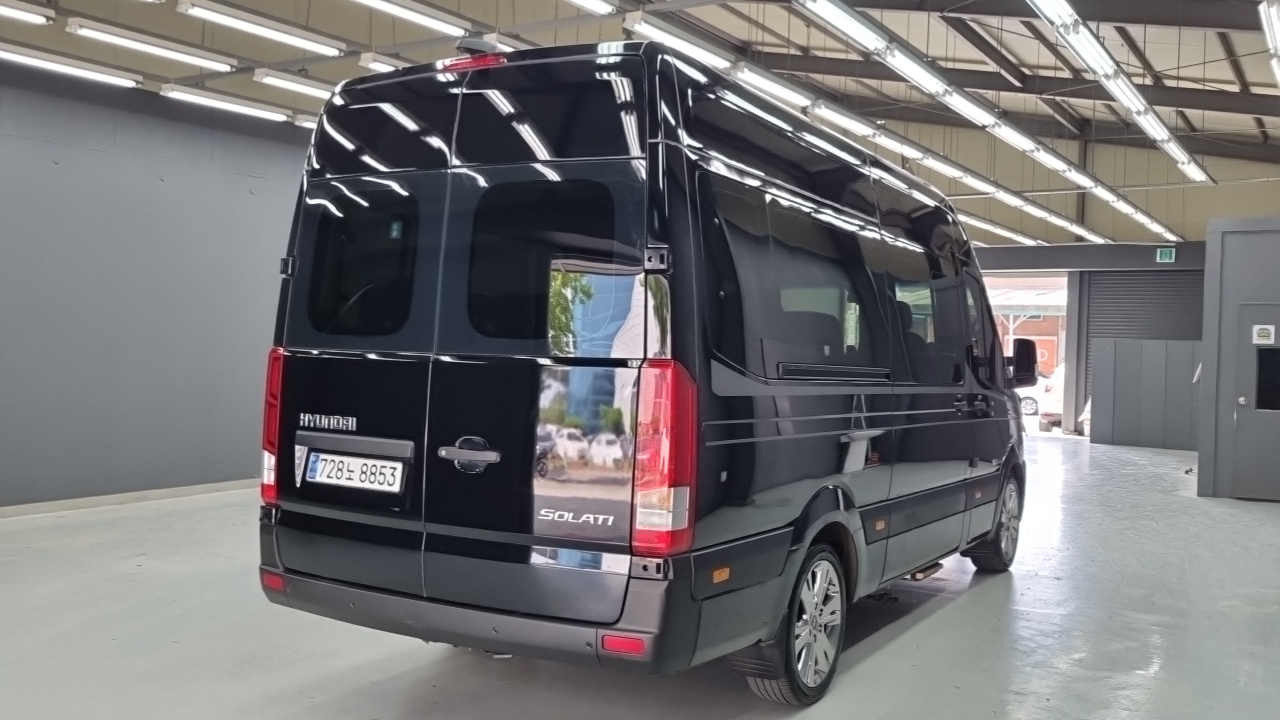 Hyundai Solati 15-seater Luxury - фото 1