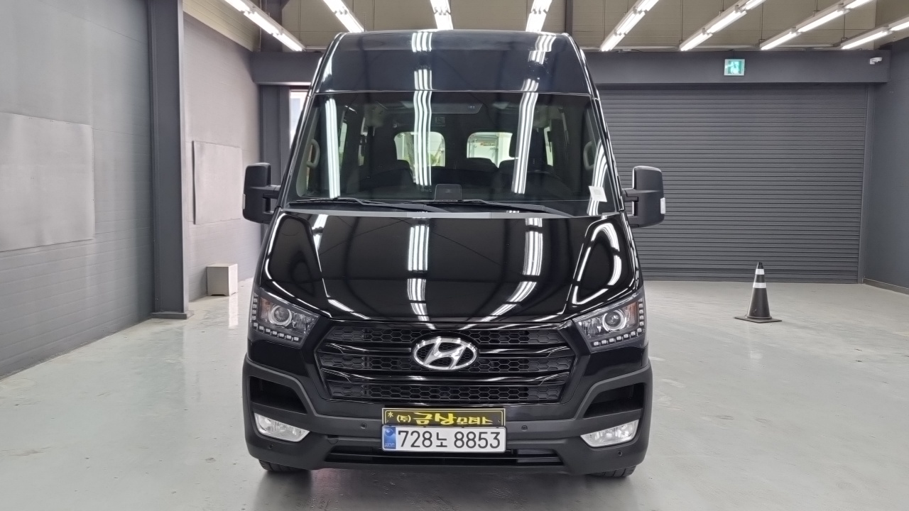 Hyundai Solati 15-seater Luxury - фото 2
