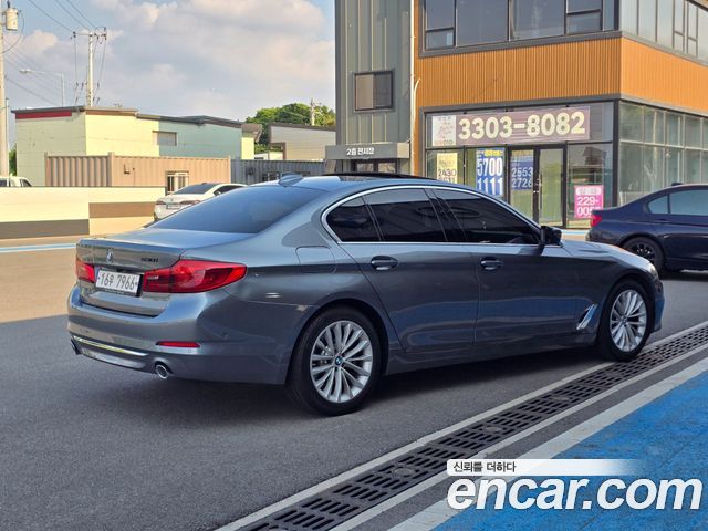 BMW 5-Series G30 530i Luxury Plus - фото 1
