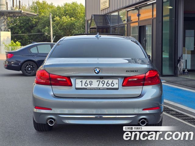 BMW 5-Series G30 530i Luxury Plus - фото 3