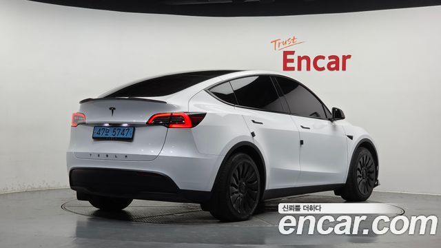 Tesla Model Y RWD - фото 1
