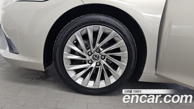 Lexus ES 7-го поколения Limited - фото 4