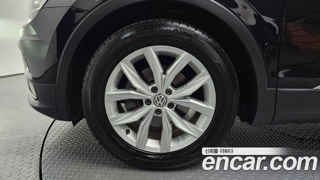 Volkswagen Tiguan 2-го поколения 2.0 TDI Premium - фото 3