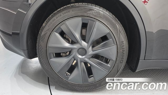 Tesla Model Y RWD - фото 4
