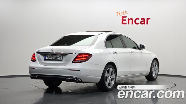 Mercedes-Benz E-Class W213 E220d Avantgarde - фото 1