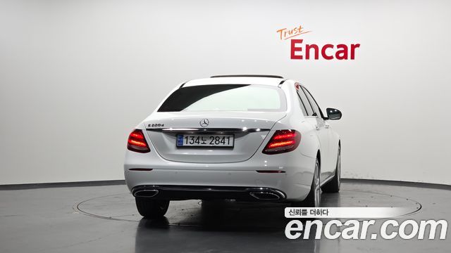 Mercedes-Benz E-Class W213 E220d Avantgarde - фото 3