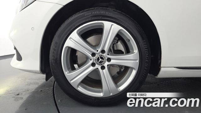 Mercedes-Benz E-Class W213 E220d Avantgarde - фото 4