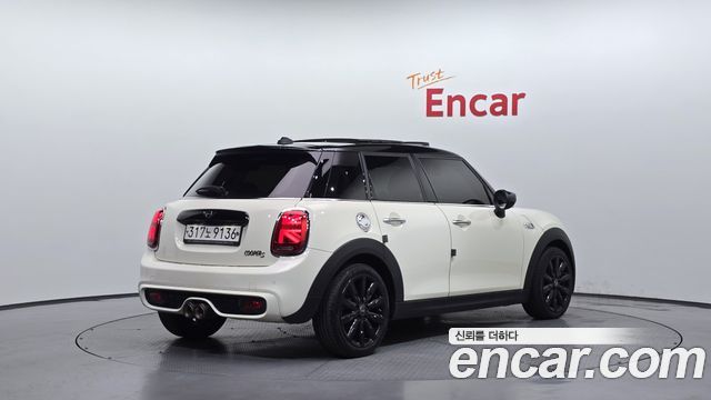Mini Cooper 5Door HIGH 3rd - фото 1
