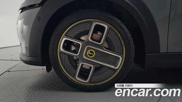 Mini Cooper SE Electric 3rd - фото 3