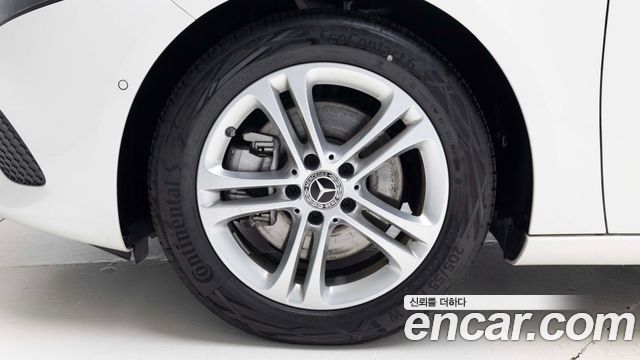Mercedes-Benz A-Class W177 A220 Hatchback - фото 4