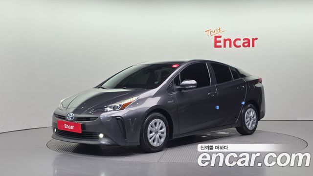 Toyota Prius 4-го поколения 1.8 - фото 0