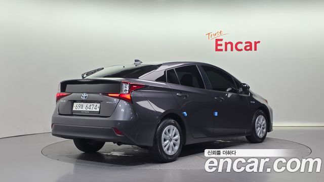 Toyota Prius 4-го поколения 1.8 - фото 1