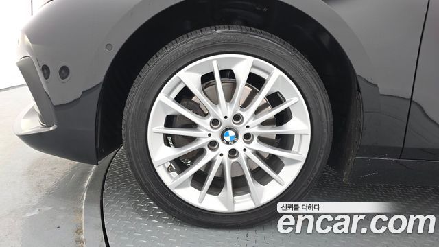 BMW 1-Series F40 118d Joy - фото 3